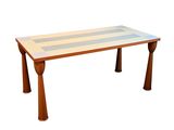 une table en bois avec un plateau en verre sur fond blanc