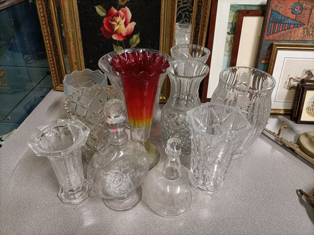9 vases dont certains en cristal et 2 carafes.