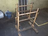 une échelle en bois qui se trouve dans un garage