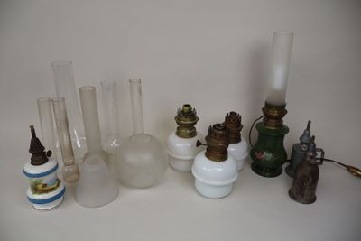 beaucoup de vases en verre et d'autres objets sur la table
