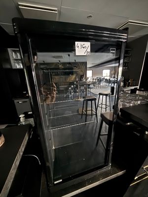 une photo d'une cuisine avec un four au milieu de la pièce