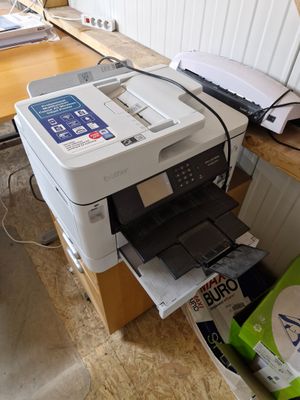 une imprimante posée sur un bureau
