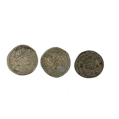 trois pièces romaines, dont l'une porte une tête et l'autre un visage