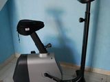 un vélo d'appartement dans une pièce aux murs bleus