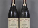 deux bouteilles de vin posées sur une table l'une à côté de l'autre