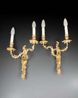 une paire d'appliques murales en forme de gilet de style Louis XV