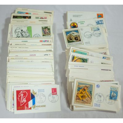 de nombreux types de timbres différents sont empilés les uns sur les autres