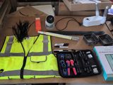 une table sur laquelle se trouvent de nombreux objets