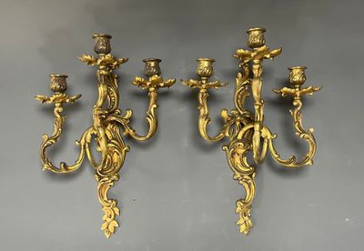 PAIRE d'appliques en bronze doré à trois bras de lumière de …