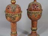 deux vases posés l'un à côté de l'autre sur une table
