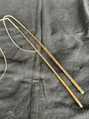 2 rares FOUETS d'enfant: 1 en bois laqué, l'autre en métal f…