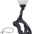 une lampe noire surmontée d'une boule blanche
