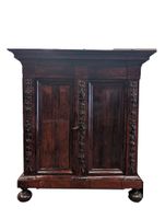 Armoire ouvrant par deux portes en placage de palissandre à décor scul