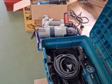 une boîte à outils bleue posée sur une table en bois