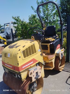 une photo d'un rouleau compresseur jaune et noir