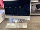 une image d'un écran d'ordinateur et d'un clavier sur un bureau