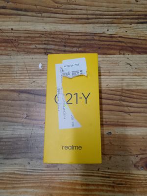 un livre jaune posé sur une table en bois, à côté d'une paire de ciseaux