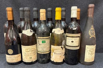 plusieurs bouteilles de vin sont alignées sur une table