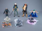cinq figurines posées sur une table
