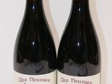 deux bouteilles de vin rouge posées sur une table