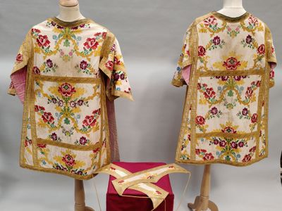 deux mannequins vêtus de couleurs et de motifs différents