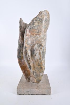 sculpture en marbre représentant un coquillage posé sur un socle en pierre, sur fond blanc