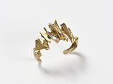 gros plan d'une bague en or sur une surface blanche
