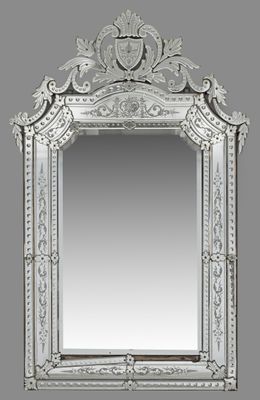 un miroir richement décoré, doté d'un cadre blanc et d'une bordure argentée