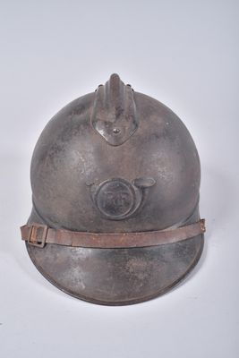un casque posé sur une surface blanche