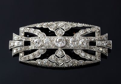Une broche Art Déco en or blanc 750‰ sertie de diamants tail…