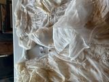 deux photos d'une cuisine avec une cuisinière et un évier
