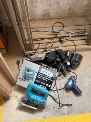 une boîte à outils posée par terre à côté d'une boîte de câbles