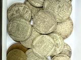 une boîte remplie de pièces de monnaie posée sur une table
