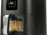 une friteuse à air chaud contenant des frites, sur un fond blanc