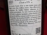 une bouteille de vin posée sur une table