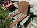 une palette en bois posée par terre à côté d'un tracteur rouge