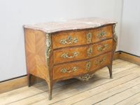Commode en placage de bois de rose et de bois de violette, m… (photo 2)