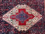un tapis rouge et bleu orné d'un motif en forme de croix