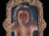 tableau représentant le visage d'une femme, dans un cadre argenté, sur fond noir