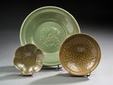 trois assiettes et un bol posés sur une table