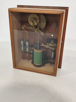une petite boîte en bois avec une horloge à l'intérieur