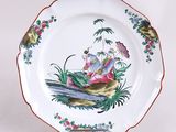 l'image d'une assiette sur laquelle figurent un oiseau et des fleurs