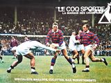 de nombreux joueurs de rugby disputant un match sur le terrain