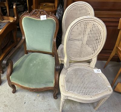 paire de chaises anciennes françaises à dossier en rotin, avec des coussins rembourrés verts