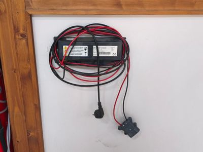 une photo d'un mur auquel sont fixés plusieurs fils