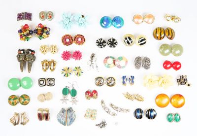 de nombreuses paires de boucles d'oreilles et des boucles d'oreilles sur la table
