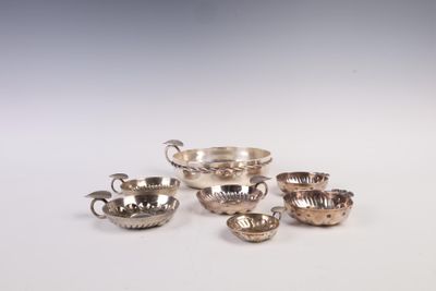 un ensemble d'articles d'argenterie comprenant un bol, un bol, une tasse et une soucoupe