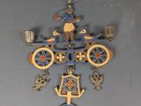 une croix en métal représentant un homme à vélo