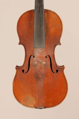 un vieux violon avec un dos et un archet en bois sur fond blanc