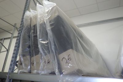 une étagère sur laquelle sont empilés de nombreux équipements informatiques emballés dans du plastique